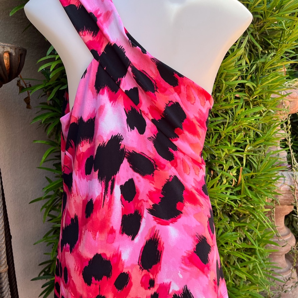 So feminine and in very good condition. It says L but it fits like a S/M
